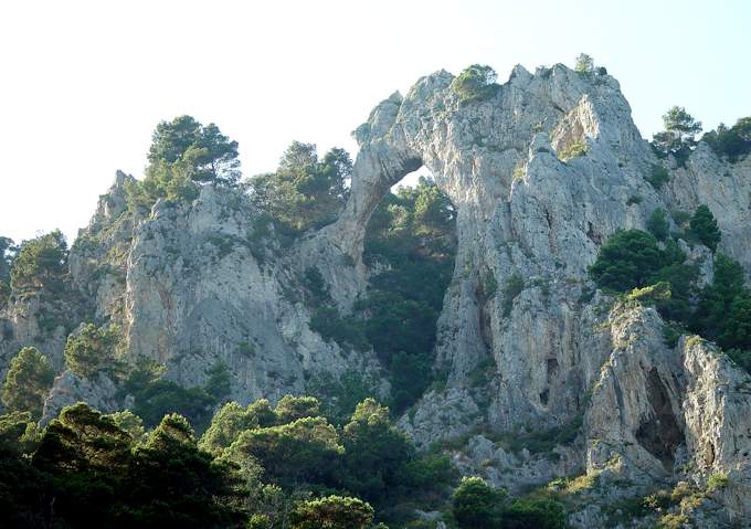 Der Arco Naturale, ein Natursteinbogen an der Ostkste Capris