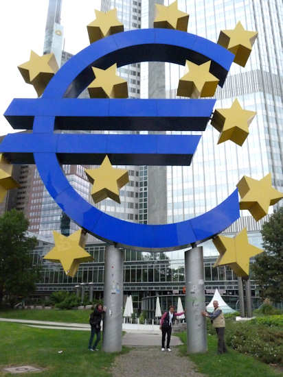 Das Euro-Symbol vor dem ehemaligen Hauptsitz der Europischen Zentralbank in Frankfurt