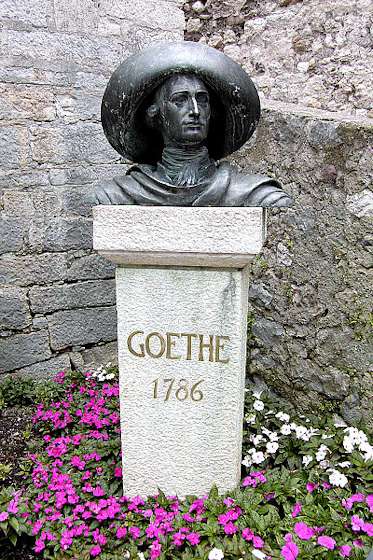 Die Goethe-Bste am Fu der Burgruine von Malcesine