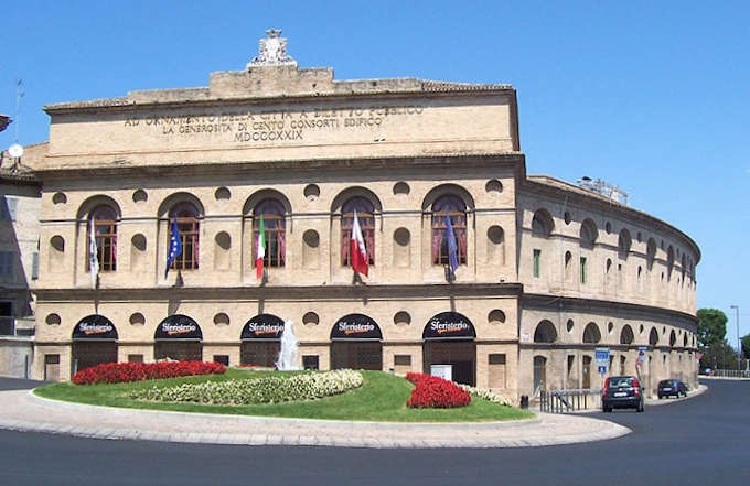 Die Frontfassade der Opernfreilichtbhne Sferisterio
