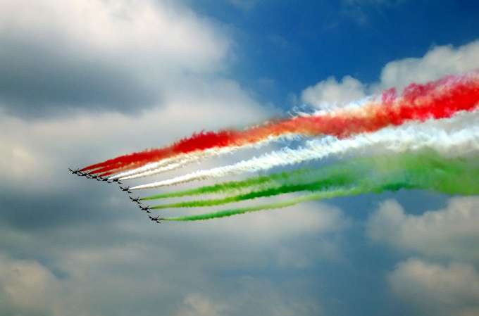 Die italienische Kunstflugstaffel "Frecce Tricolori" berfliegt Rom