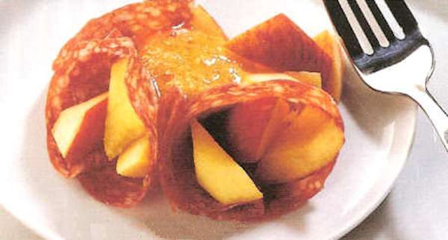 Salami-Htchen mit Pfirsich