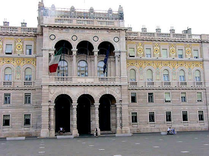 Piazza Unit d'Italia - der Regierungspalast