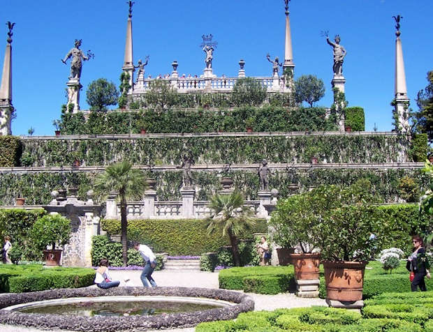 Die terrassenförmig angelegten Gärten der Isola Bella