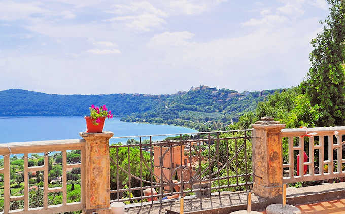 Ein Bick von der Altstadt von Castel Gandolfo auf den Albaner See