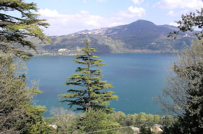Ein Ausblick vom Kraterand auf den Albaner See