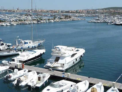 Der touristische Hafen von Alghero