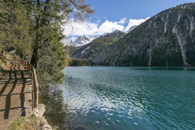 Ein Wanderweg am Antholzer See