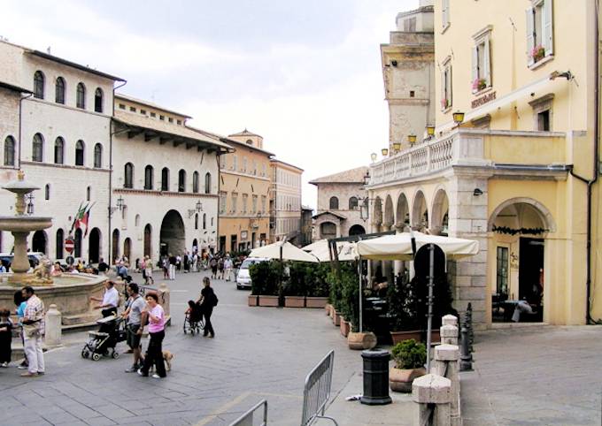 Die Piazza del Comune, der Hauptplatz von Assisi