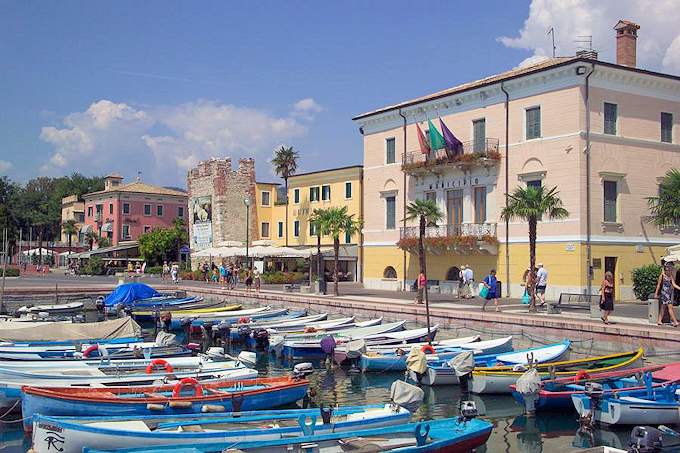 Der Hafen und die Uferpromenade von Bardolino