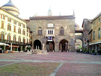 Die Piazza Vecchia in Bergamo