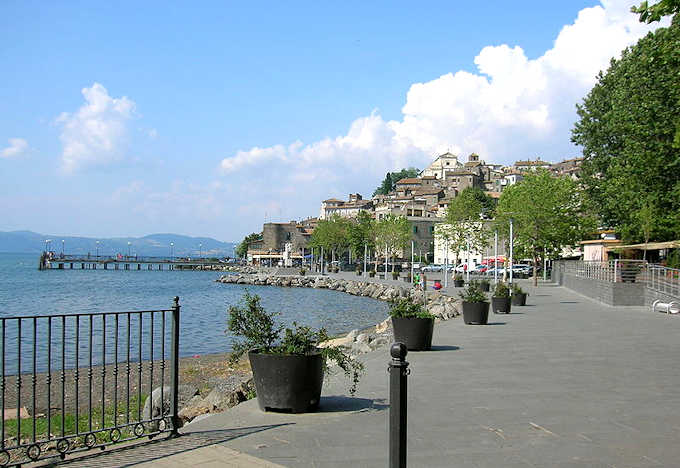 Die Uferpromenade von Anguillara Sabazia