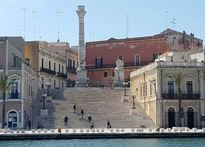 Die beiden Säulen am Ende der Via Appia