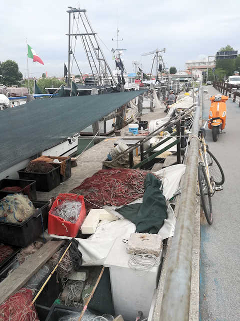 Fischerboote am Hafenkai von Caorle