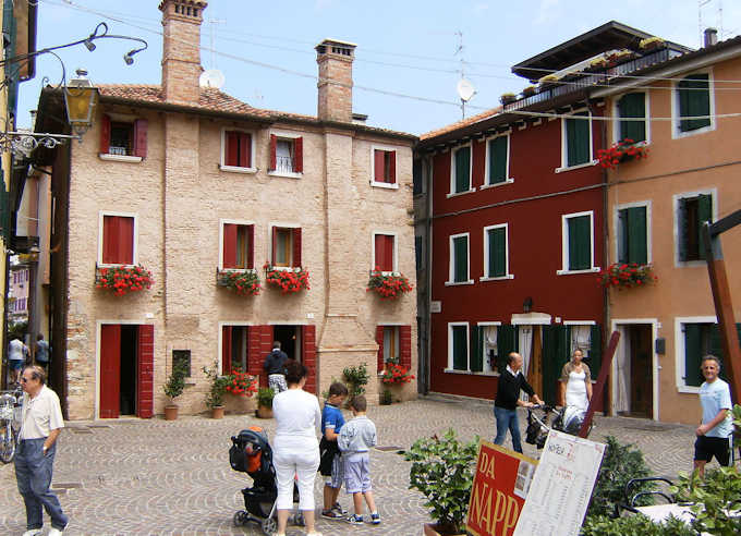 Der kleine Platz Campo San Rocco in der Altstadt von Caorle