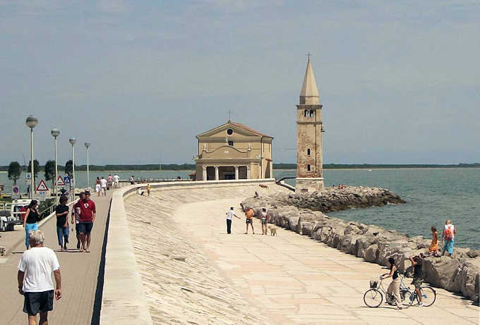 Die Uferpromenade von Caorle und die kleine Kirche Madonna dell Angelo