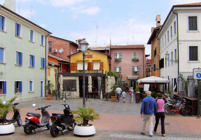 Der kleine Platz Campo San Rocco in der Altstadt von Caorle