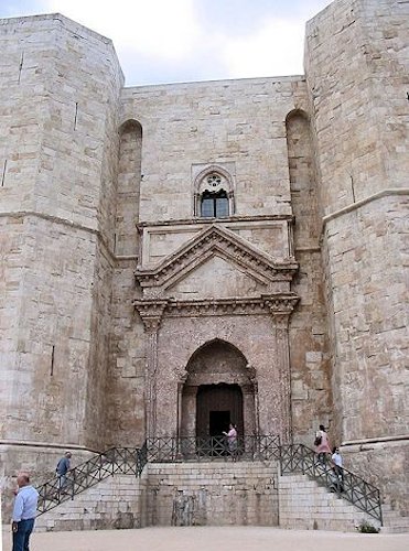 Castel del Monte, Eingangsportal