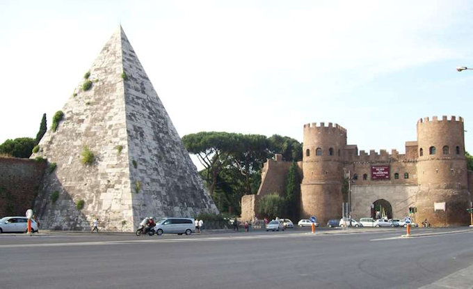 Die Pyramide des Caius Cestius und die Porta San Paolo