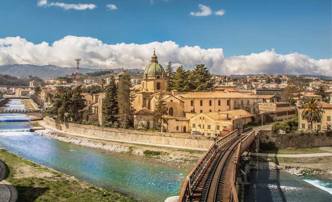 Cosenza am Fluss Crati