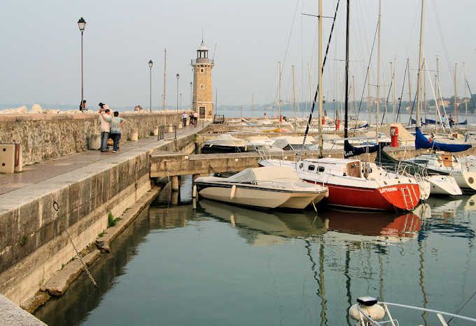 Die Mole von Desenzano mit dem Leuchtturm