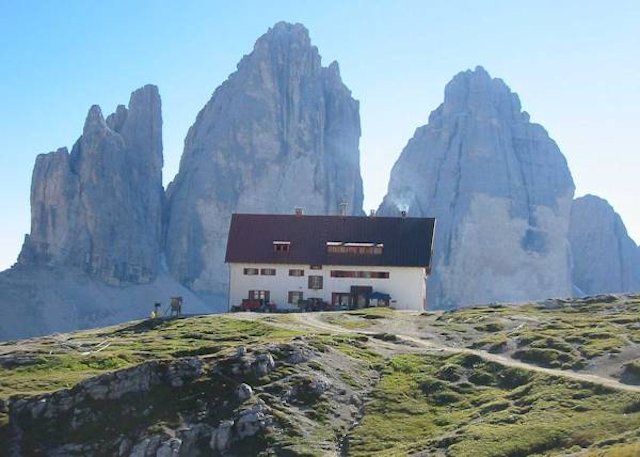 Die Drei-Zinnen-Hütte in den Dolomiten