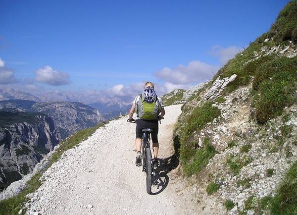 Mit dem Mountainbike sind den Dolomiten
