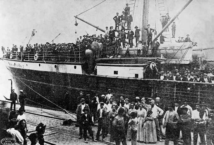 Ein Schiff mit italienischen Emigranten