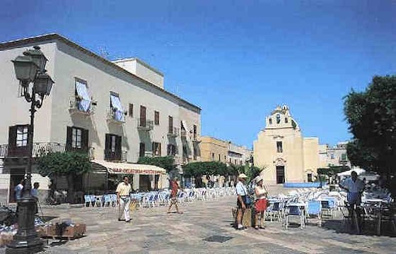 Der Hauptplatz von Favignana