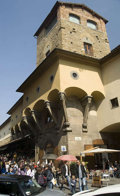 Der Mannelli-Turm am Ende der Brcke