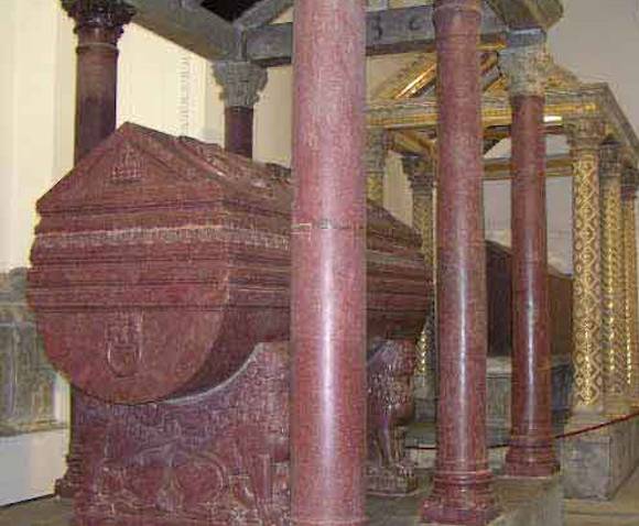 Der Sarkophag von Friedrich II in der Kathedrale von Palermo