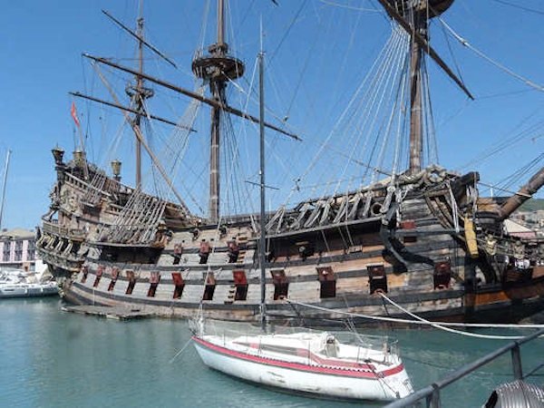 Das Segelschiff "Neptune" im alten Hafen von Genua