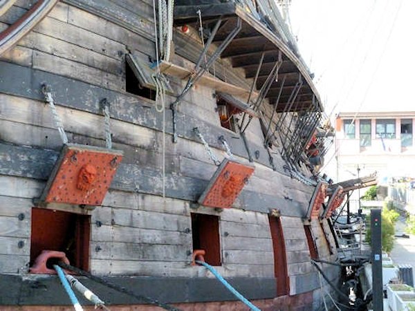 Das Segelschiff "Neptune" im alten Hafen von Genua