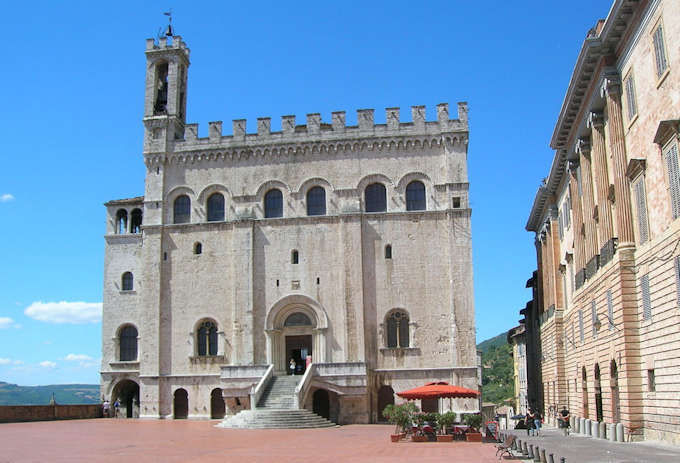 Die Piazza Grande und der Palazzo dei Consoli