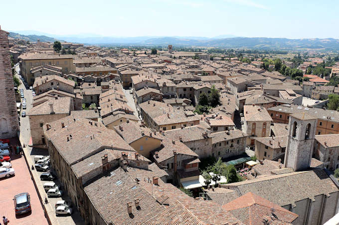 Die Aussicht auf die Stadt vom Turm des Palazzo dei Consoli