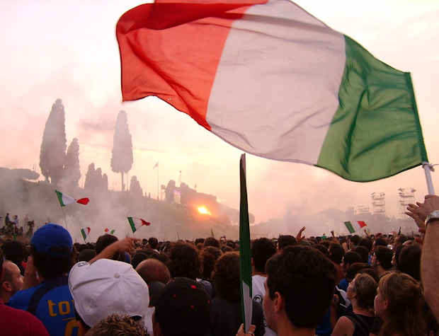 Italienische Fußballfans beim Public Viewing in Rom während der WM 2006