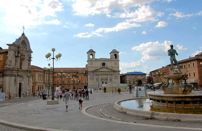 Der Domplatz von L'Aquila