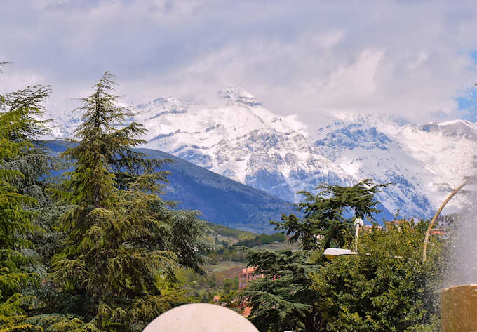 Blick von der Altstadt auf das Gebirgsmassiv "Gran Sasso"