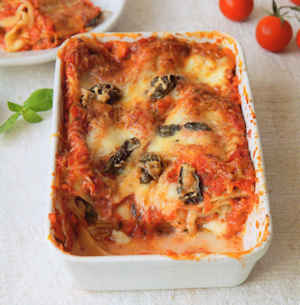 Lasagne mit Tomaten, Basilikum und Mozzarella