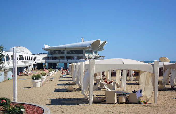 Die Seeterrasse am Strand von Lignano Sabbiadoro