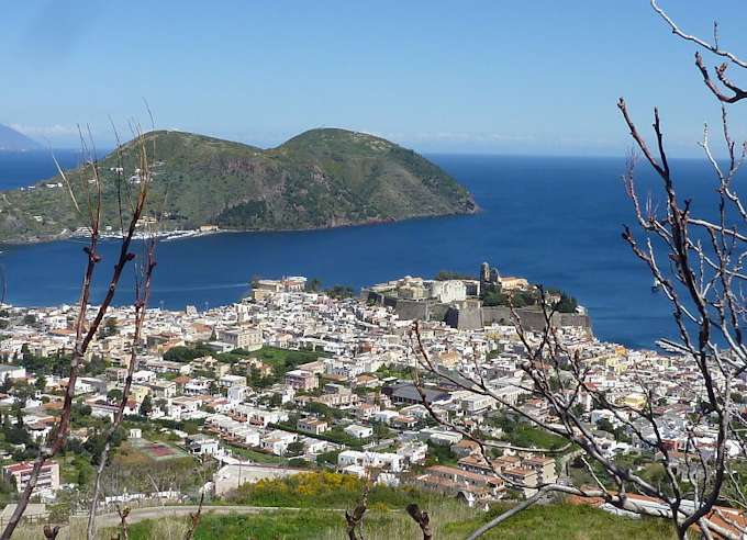 Der Hauptort Lipari im Sdosten der Insel