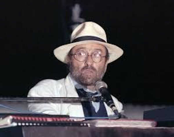 Lucio Dalla whrend eines Konzerts im Jahr 1981