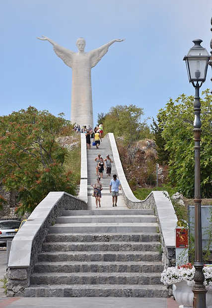 Die Christus-Statue auf dem Gipfel des Monte San Biagio