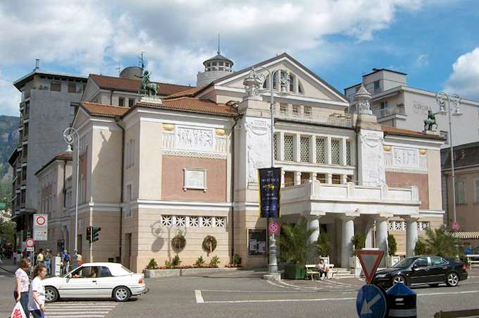 Das Stadttheater von Meran