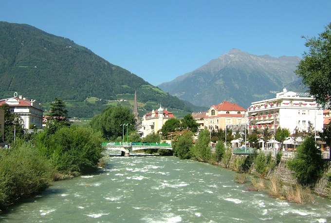 Der Fluss Passer und die Uferpromenade (Meran)