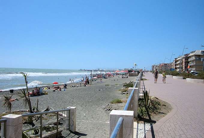 Die Strandpromenade von Ostia