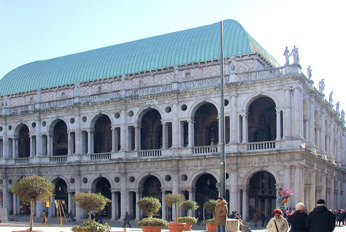 Der Justizpalast (Basilica Palladiana) in der Piazza dei Signori in Vicenza