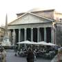 Das Pantheon, Säulen und Obeliske und die römische Wölfin