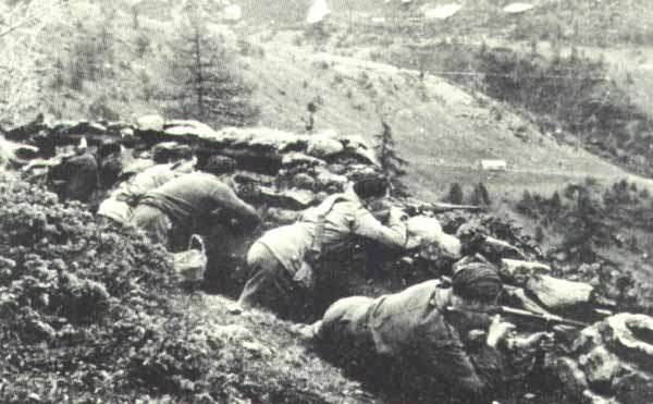 Italienische Partisanen bei einem Angriff auf deutsche Truppen