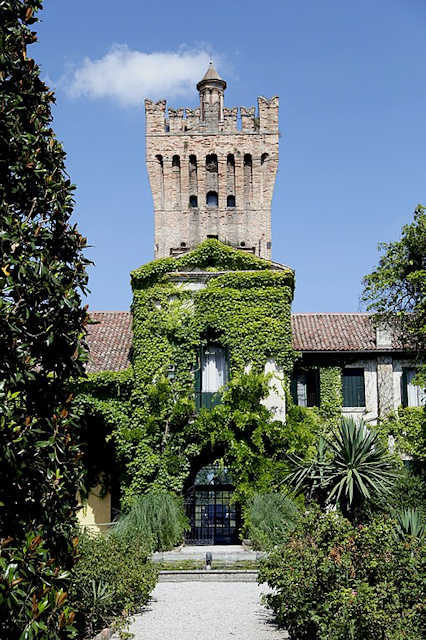 Die Rckseite der Villa Zaborra, mit dem Ausgang zum Park